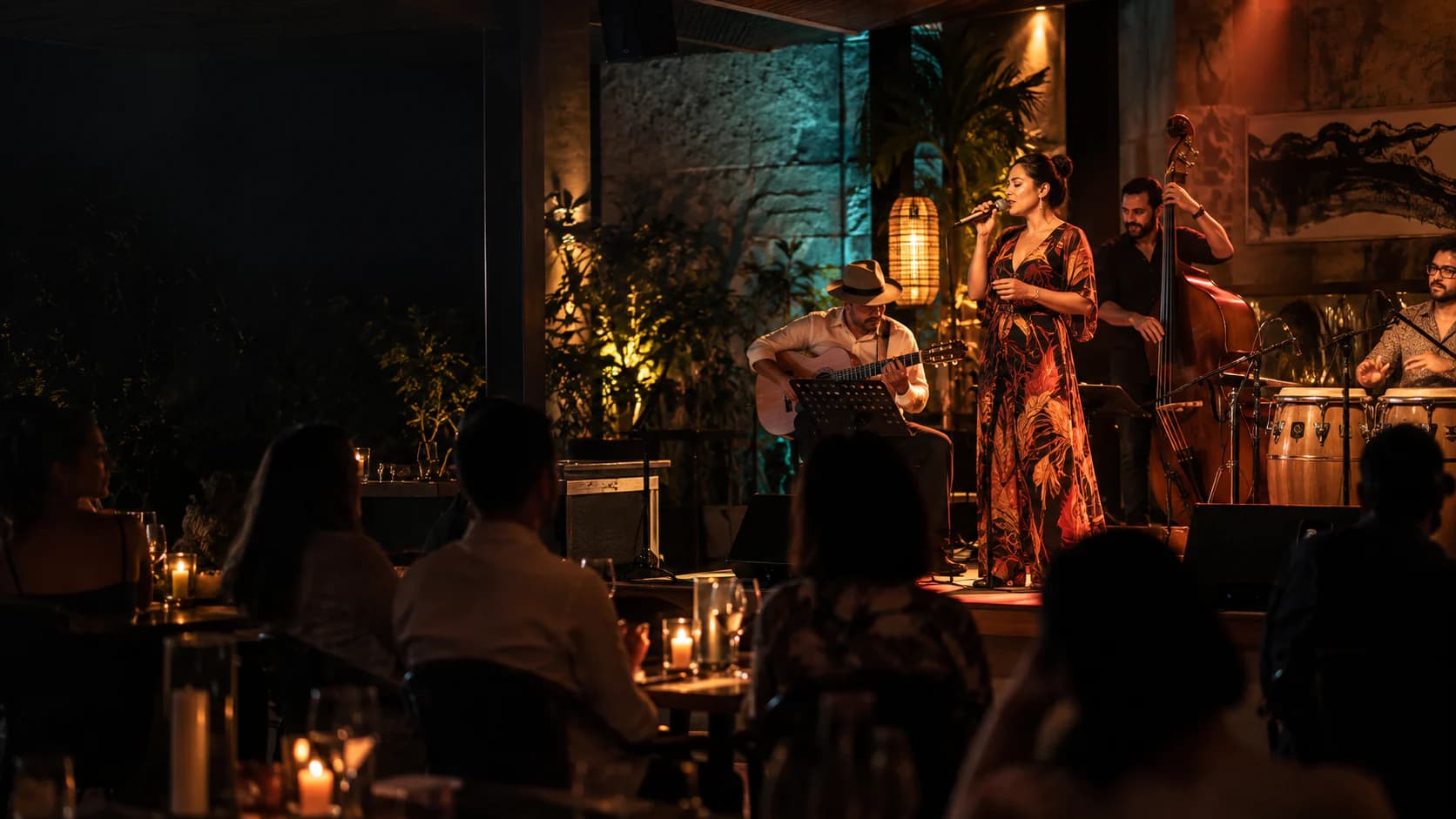 Artistas interpretando música en vivo en un espacio contemporáneo